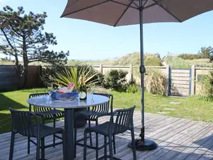 Große Südterrasse. Zugang zum Strand