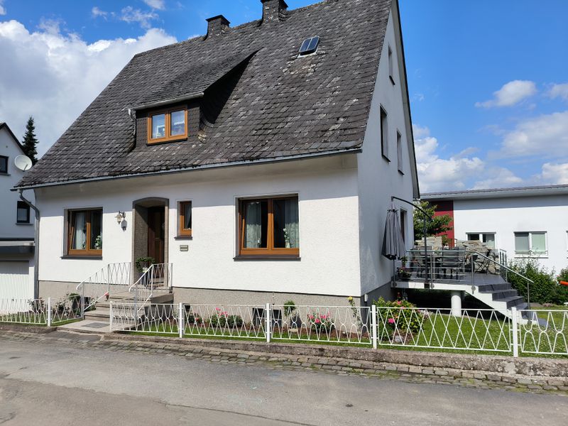 Haus mit Terrasse und Garten