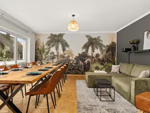 Gemeinsamer Wohn-Essraum mit Beamerleinwand und Nintendo Switch