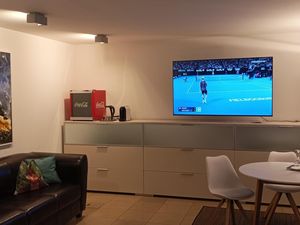 Zimmer-Sofa Kühlschrank Kaffeemaschine TV