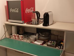 Kühlschrank+Geschirr+Kaffeemasch+Teehafen