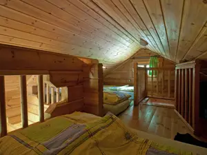 Empore mit Matratzenlager für die Kinder