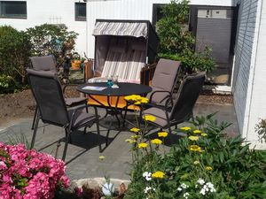 Die Terrasse mit genütlichem Strandkorb und der Möglichkeit zum Grillen