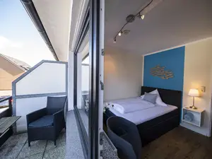 größeres Zimmer mit Balkon und 140cm Bett
