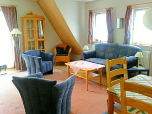 Wohnzimmer mit Schlafmöglichkeit Wohnzimmer mit Schlafmöglichkeit