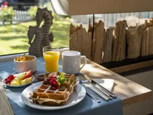 Leckeres und gesundes Frühstück genießen Leckeres und gesundes Frühstück genießen