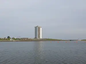 Das Hochhaus vom Watt aus betrachtet Das Hochhaus vom Watt aus betrachtet