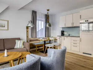 Wohnzimmer mit integrierter Küchenzeile