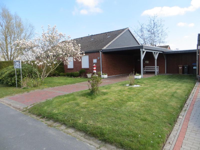 Außenansicht des Gebäudes. Haus von vorne rechts , Stellplatz + Carport