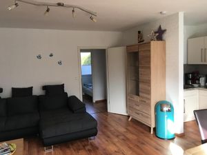 Wohnbereich. neues Schlafsofa (2 Pers) mit Blick auf Schlafzimmer/WC Bereich