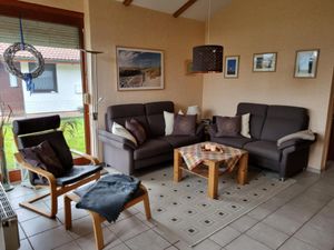 Wohnzimmer mit Sessel und Beinablage