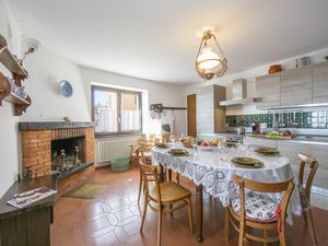Küche mit Esstisch und Kamin