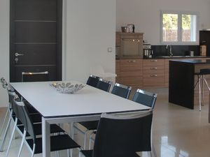 Esstisch mit offener Küche