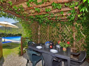 Die ausgestattete Pergola in der Nähe des Pools