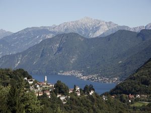 Sicht zum Comer See mit umliegenden Bergen und Dörfer