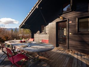 Große private Terrasse mit Essplatz im Freien