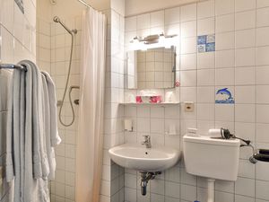 Badezimmer mit Dusche