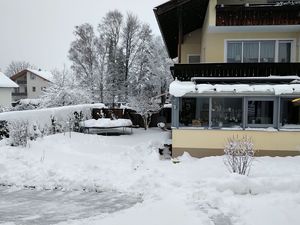 Wintergarten versunken im Schnee