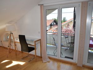 Zugang zum Balkon vom Wohn-Essbereich mit Schreibtisch
