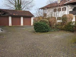 Parkplatz der Ferienwohnung neben dem Hauseingang