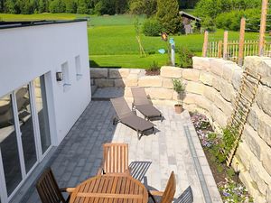 Terrasse mit Sitzgelegenheit und Liegen, Ausblick Garten