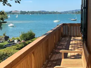 L-förmiger umlaufender Balkon