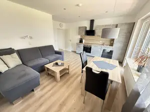 FeWo 1 Wohnbereich mit Küche und Essgruppe