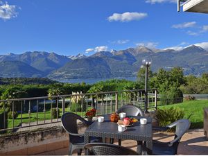 Die ausgestattete Terrasse im Obergeschoss mit Blick auf den See