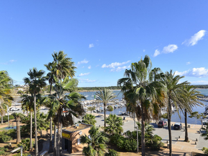 Ausblick aus dem Fenster. Blick auf die Strandpromenade, den Yachthafen und die weite Bucht mit weiteren Stränden