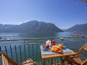 Romantischer Blick auf den See von der Terrasse des Anwesens