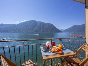 Essen im Freien auf der Terrasse mit herrlichem Blick auf den See