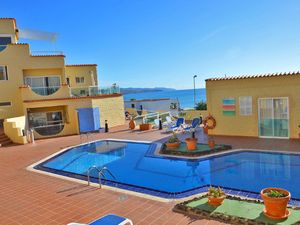 Pool. Blick vom Balkon auf den Pool und das Meer