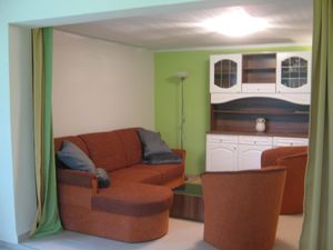 Wohnbereich mit ausklappbarem Sofa