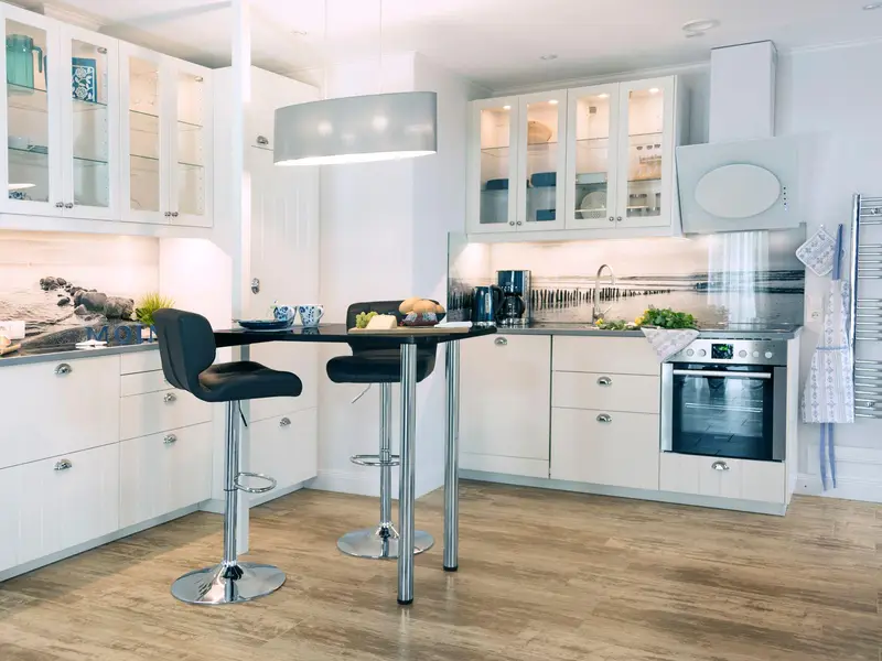 Kochbereich. Küche mit Esstresen Kochbereich. Küche mit Esstresen