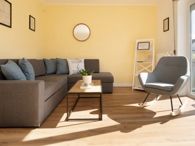 Wohnzimmer mit Essbereich, Schlafsofa und Smart-TV