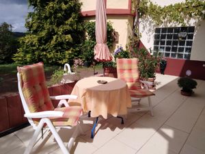 Terrasse. Terrasse mit Blick in den Garten