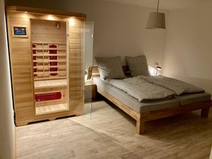 Schlafzimmer mit Infrarotkabine