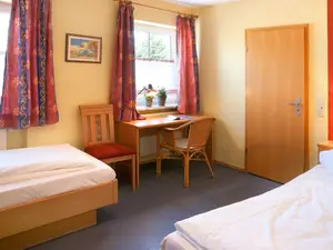 Zweibettzimmer mit eigener Dusche