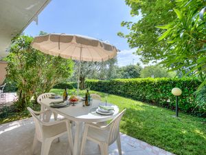 Terrasse mit Tisch und Stühlen