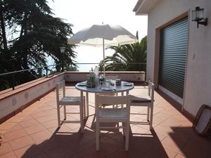 Private Terrasse mit Tisch und Stühlen