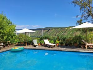 Poolblick auf die Weinberge