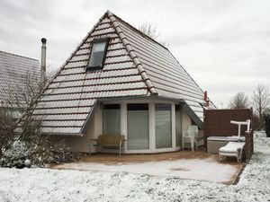 Außenansicht des Gebäudes. Terrasse und Garten im Winter