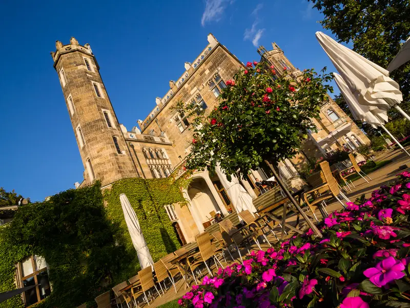 Außenansicht Schloss mit Terrasse Außenansicht Schloss mit Terrasse