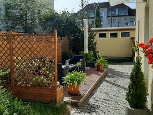 Terrasse am Durchgang zu den Apartments