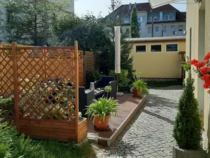 Terrasse am Durchgang zu den Apartments Terrasse am Durchgang zu den Apartments