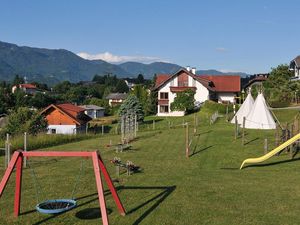 Großer Kinderspielplatz neben dem Appartementhaus