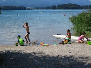 Spielende Kinder am flachen Ufer