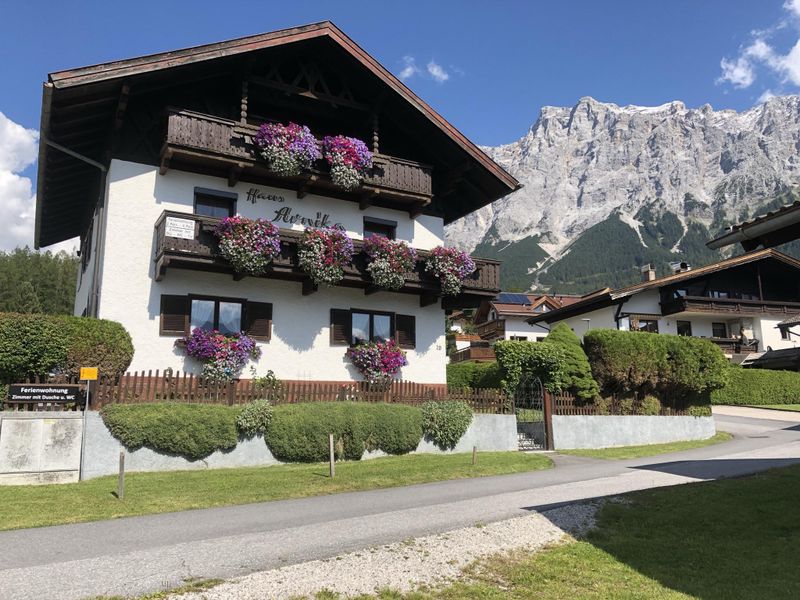 Haus Arnika mit Zugspitze