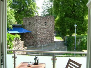 Blick aus dem Haus auf den Storchenturm