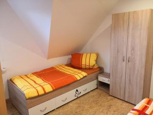 Schlafzimmer
Einzelbett (0,90 x 2,00)